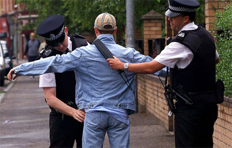 police-scanning-youth-for-knives